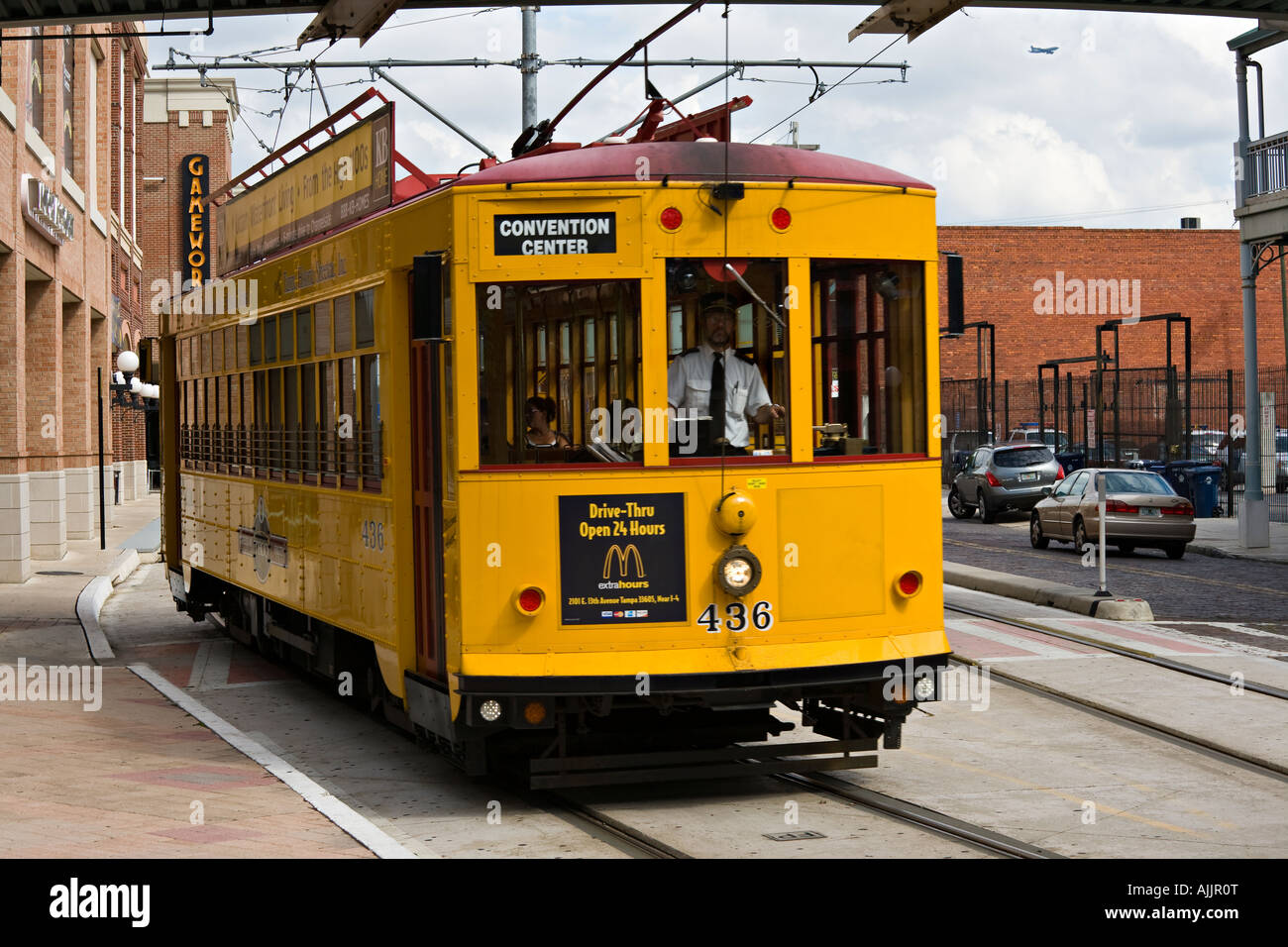 Tampa, en Floride, l'historique quartier cubain espagnol Ybor City Ligne tramway TECO chariot électrique à Convention Centre Banque D'Images