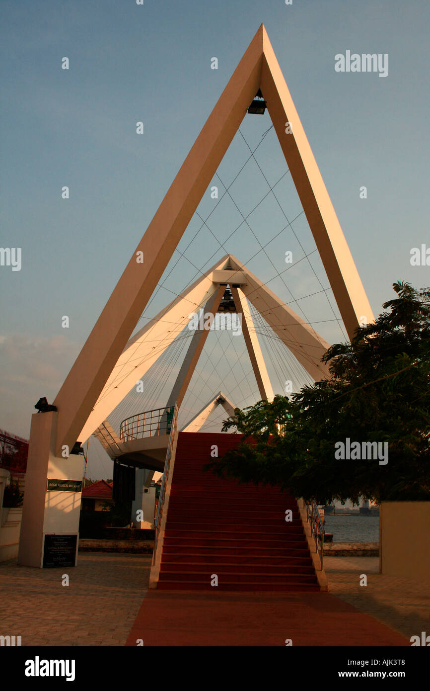 Une construction moderne avec une promenade vacants à Cochin, Kerala Banque D'Images