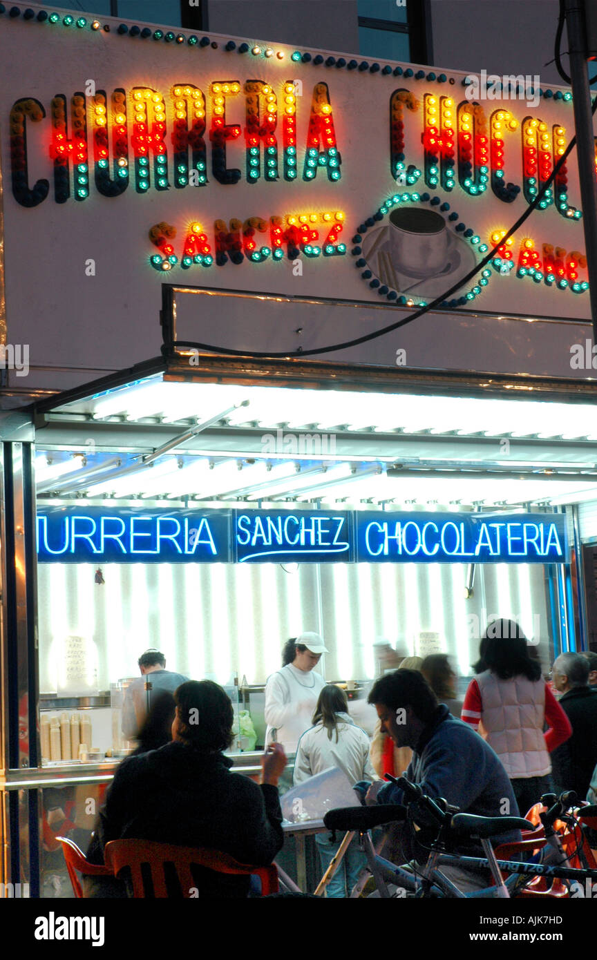 Les gens se détendre à une Churreria Chocolateria à Las Fallas' fiesta à Valence Espagne Banque D'Images
