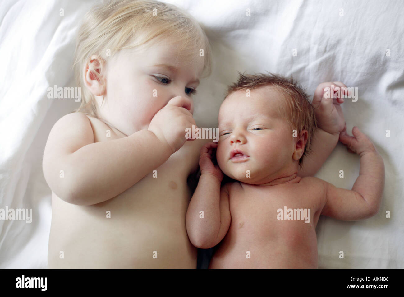 Sœurs lying on a bed Banque D'Images