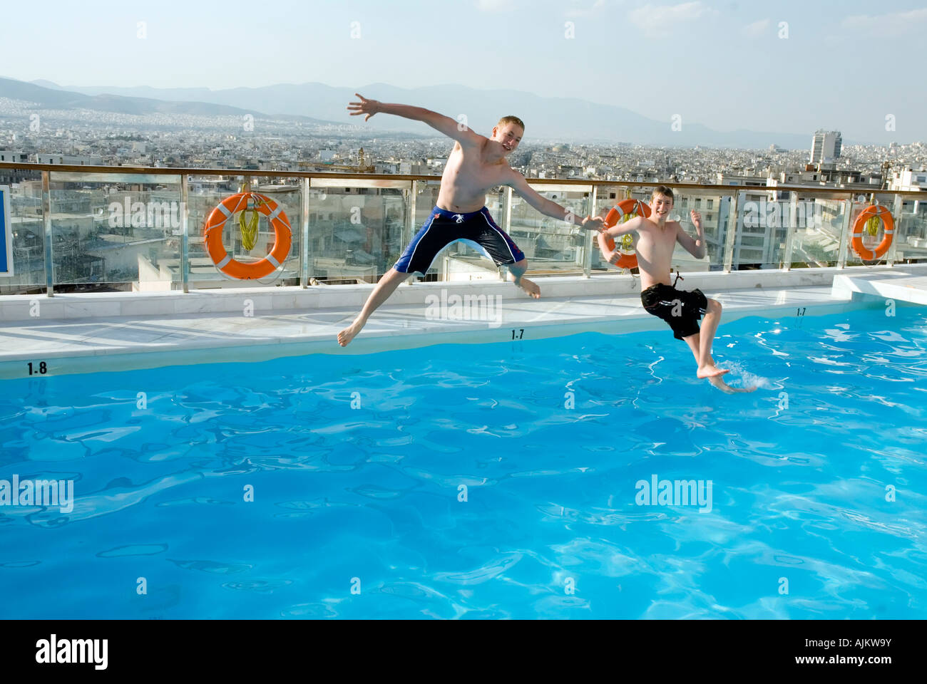 Piscine sur le toit avec vue sur l'acropole d'Athènes et Dorian Inn Hotel Athens Grèce Banque D'Images