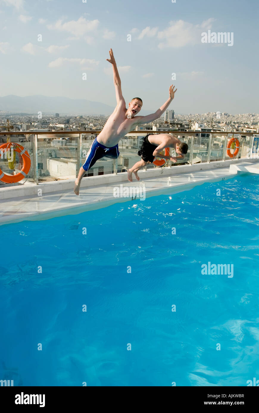 Piscine sur le toit avec vue sur l'acropole d'Athènes et Dorian Inn Hotel Athens Grèce Banque D'Images