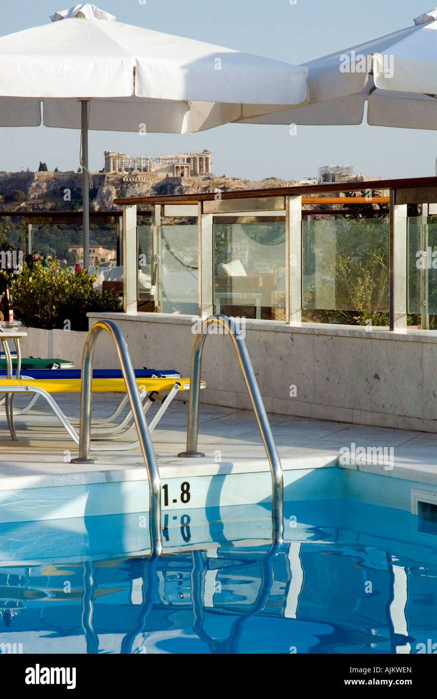 Piscine sur le toit avec vue sur l'acropole d'Athènes et Dorian Inn Hotel Athens Grèce Banque D'Images
