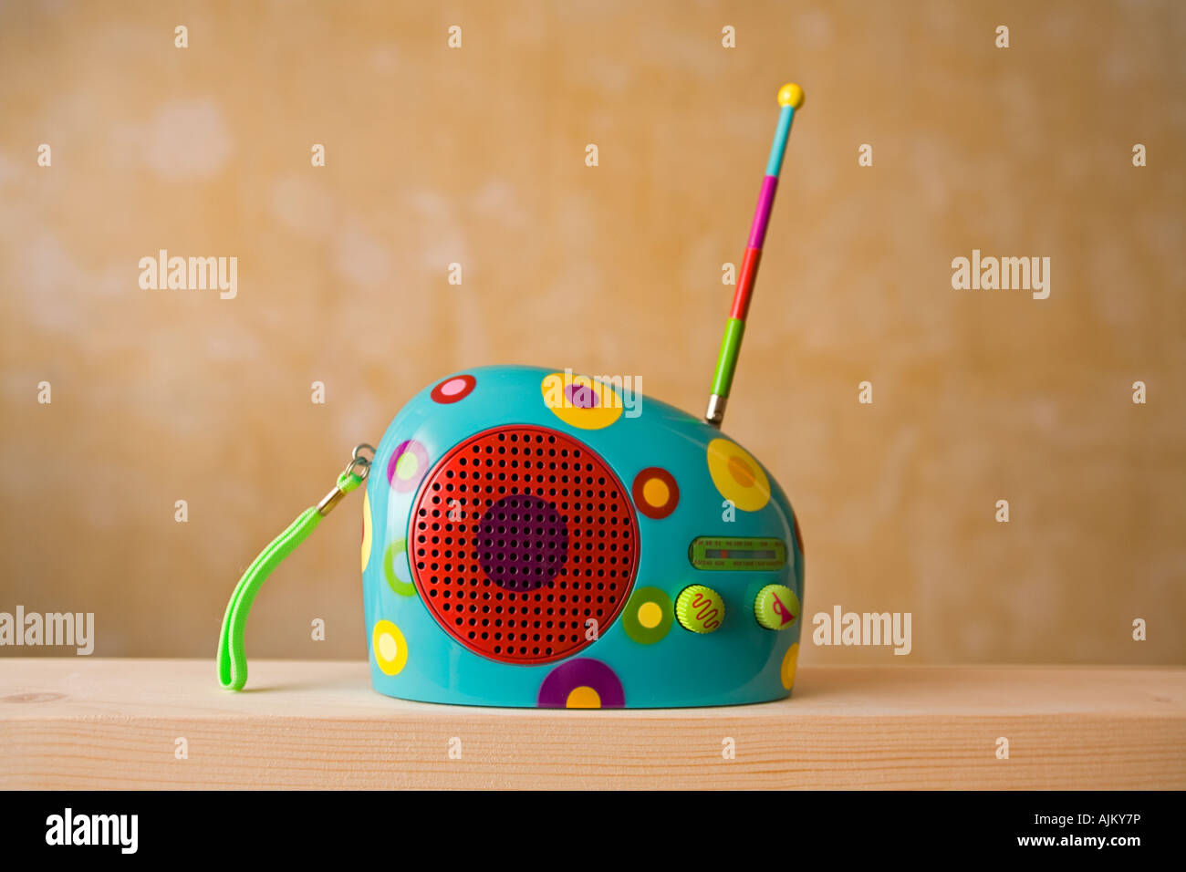 Un petit et nombreuses couleurs designer radio (PYLONES CREA CREA