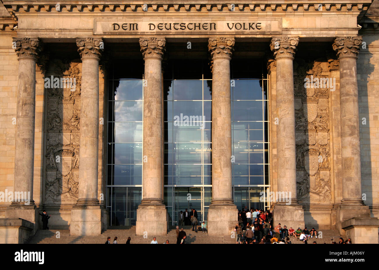 Façade du bâtiment du Reichstag à Berlin, éclairée par un soleil du soir Banque D'Images