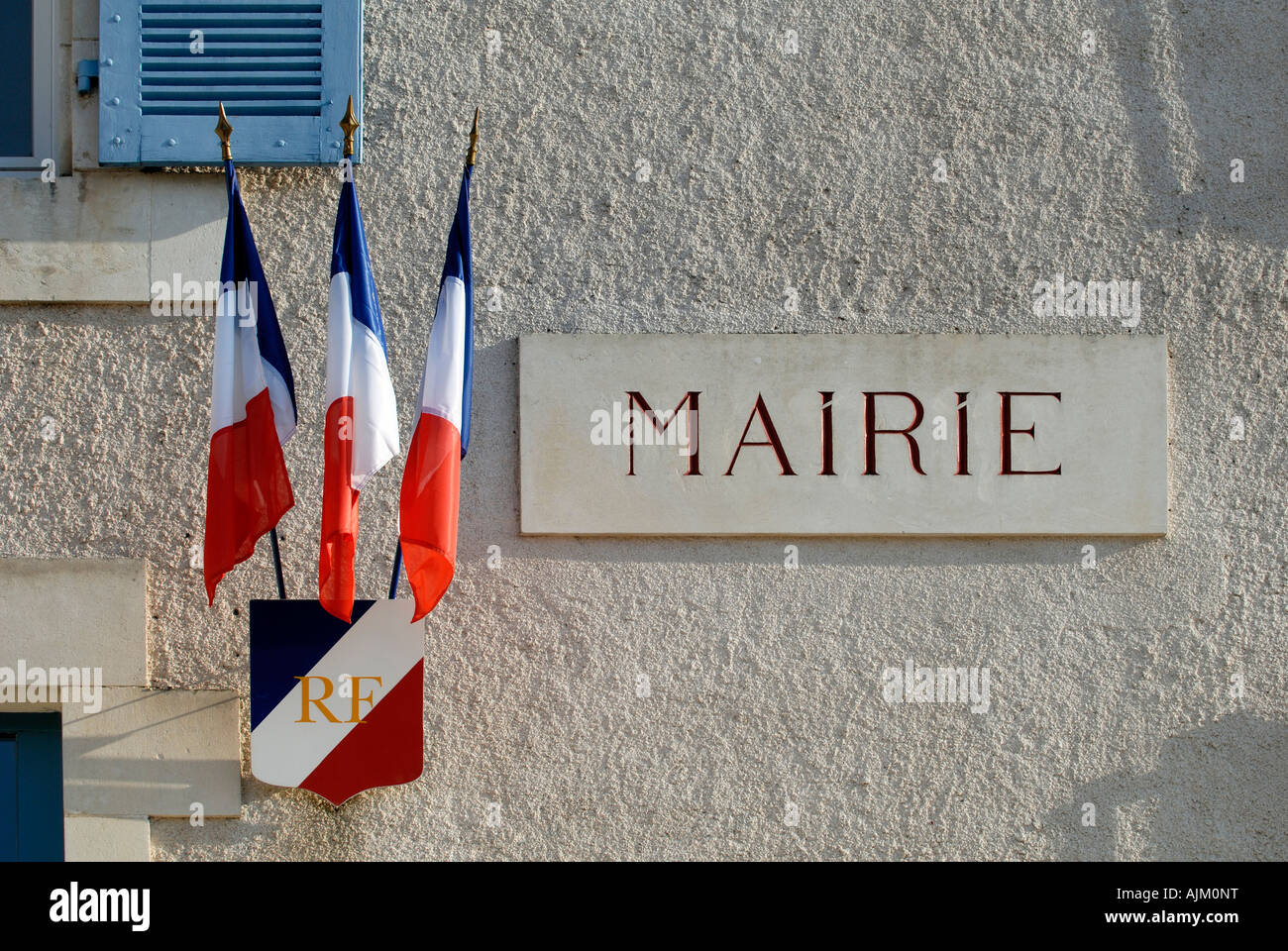 Drapeaux tricolore sur l'hôtel de ville (Mairie), Lussac-les-Châteaux, Vienne, France. Banque D'Images