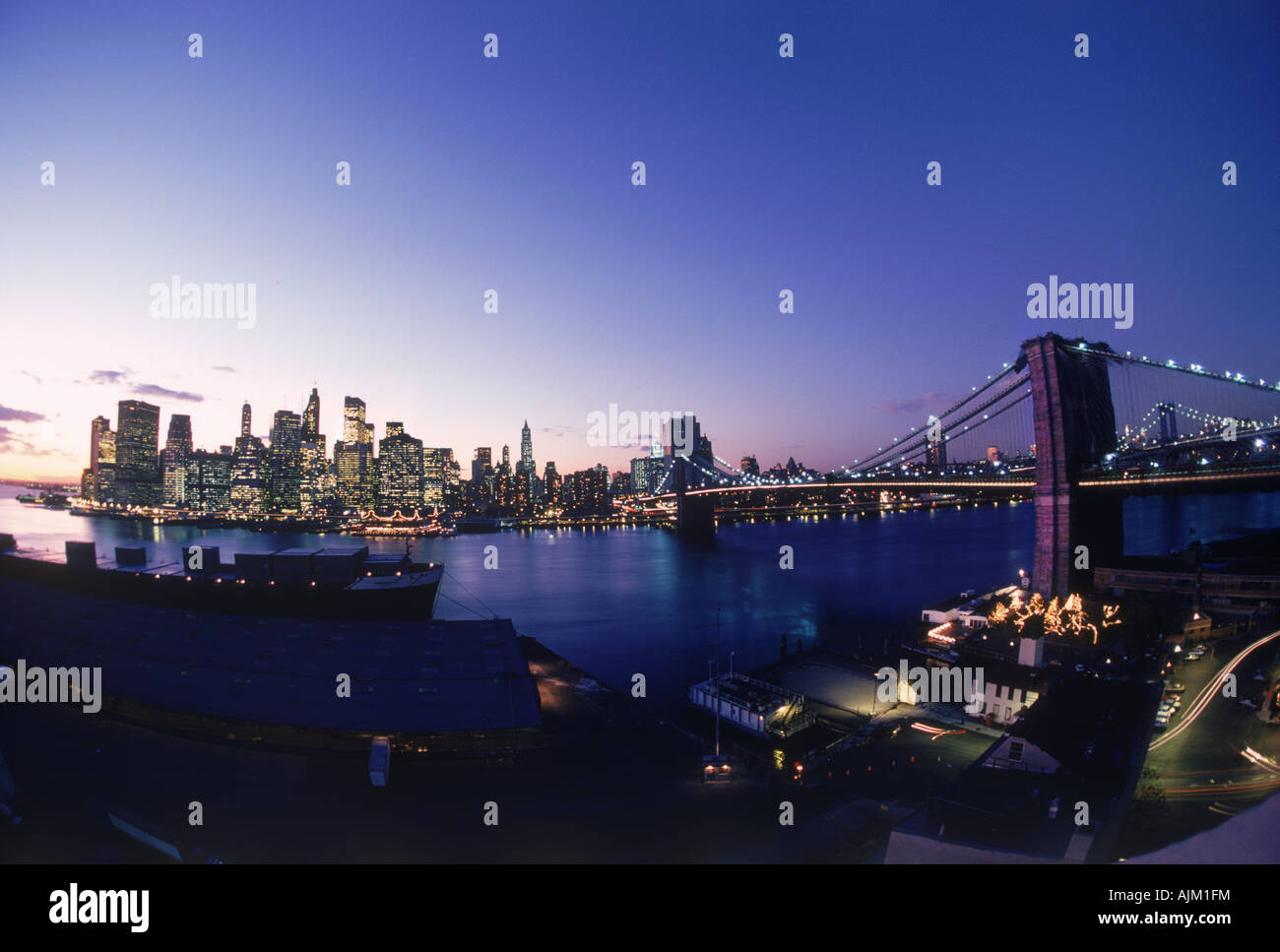 Pont de Brooklyn au cours de l'East River à New York City skyline at Twilight Banque D'Images
