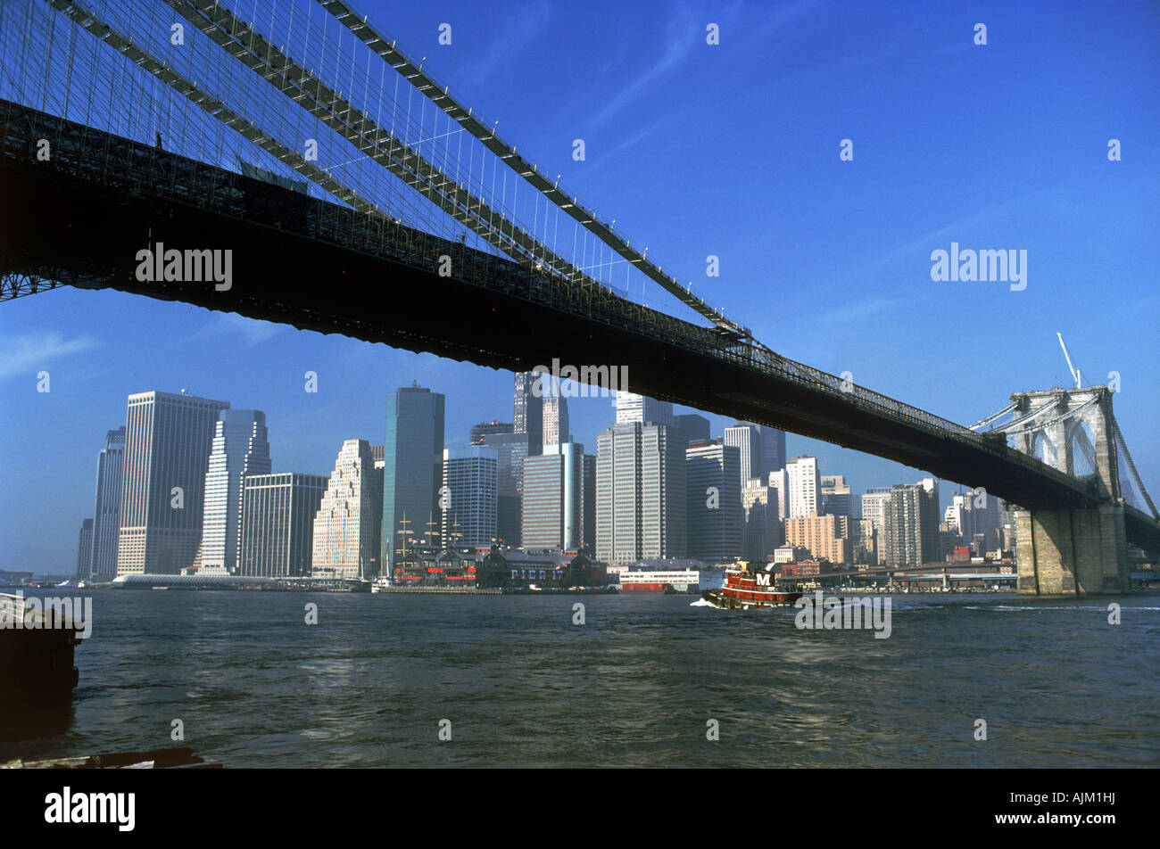 Pont de Brooklyn au cours de l'East River à New York City skyline Banque D'Images