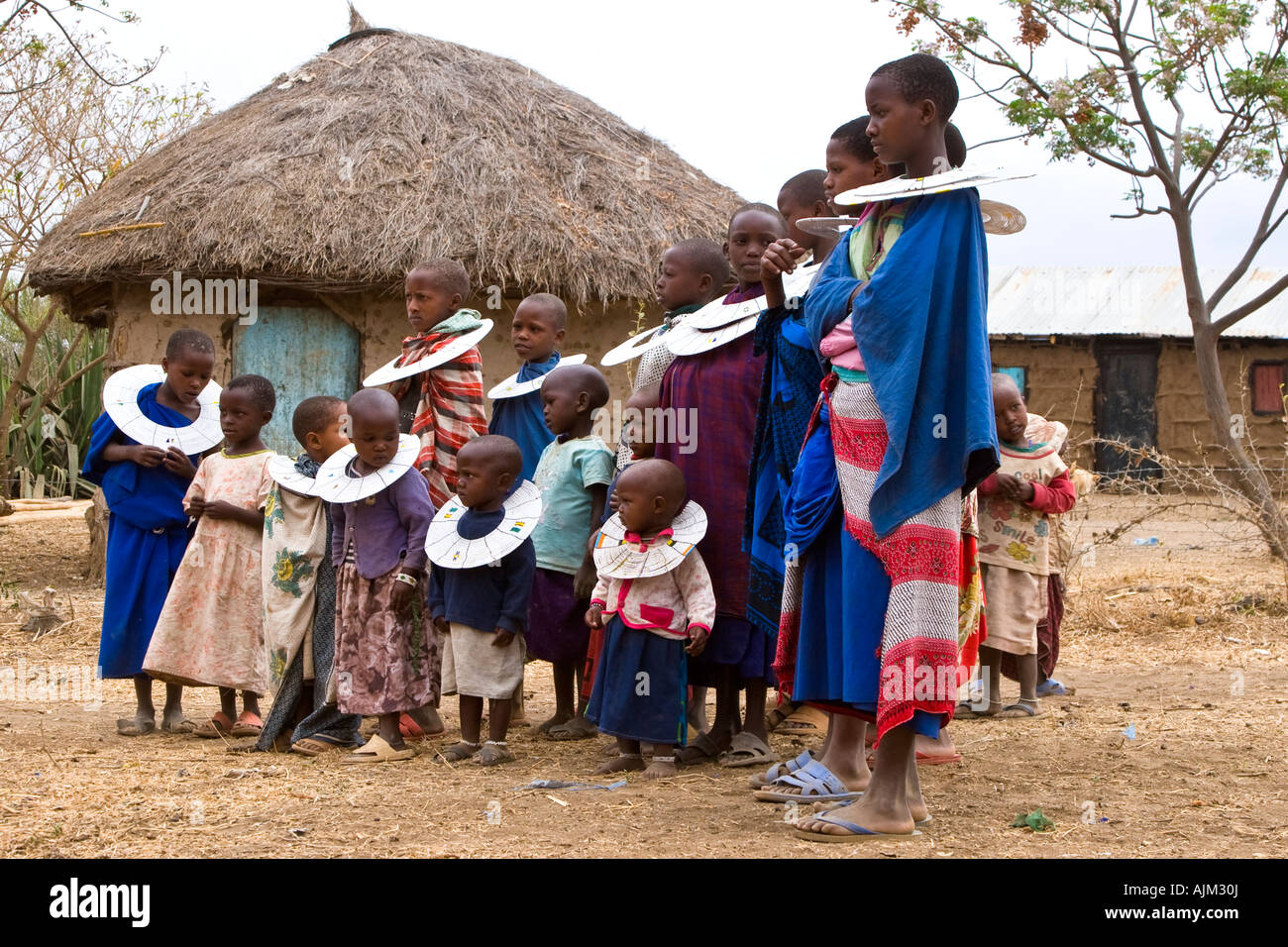 Un groupe d'enfants dans un village Massai près d'Arusha en Tanzanie, Afrique de l'Est. 2007 Banque D'Images