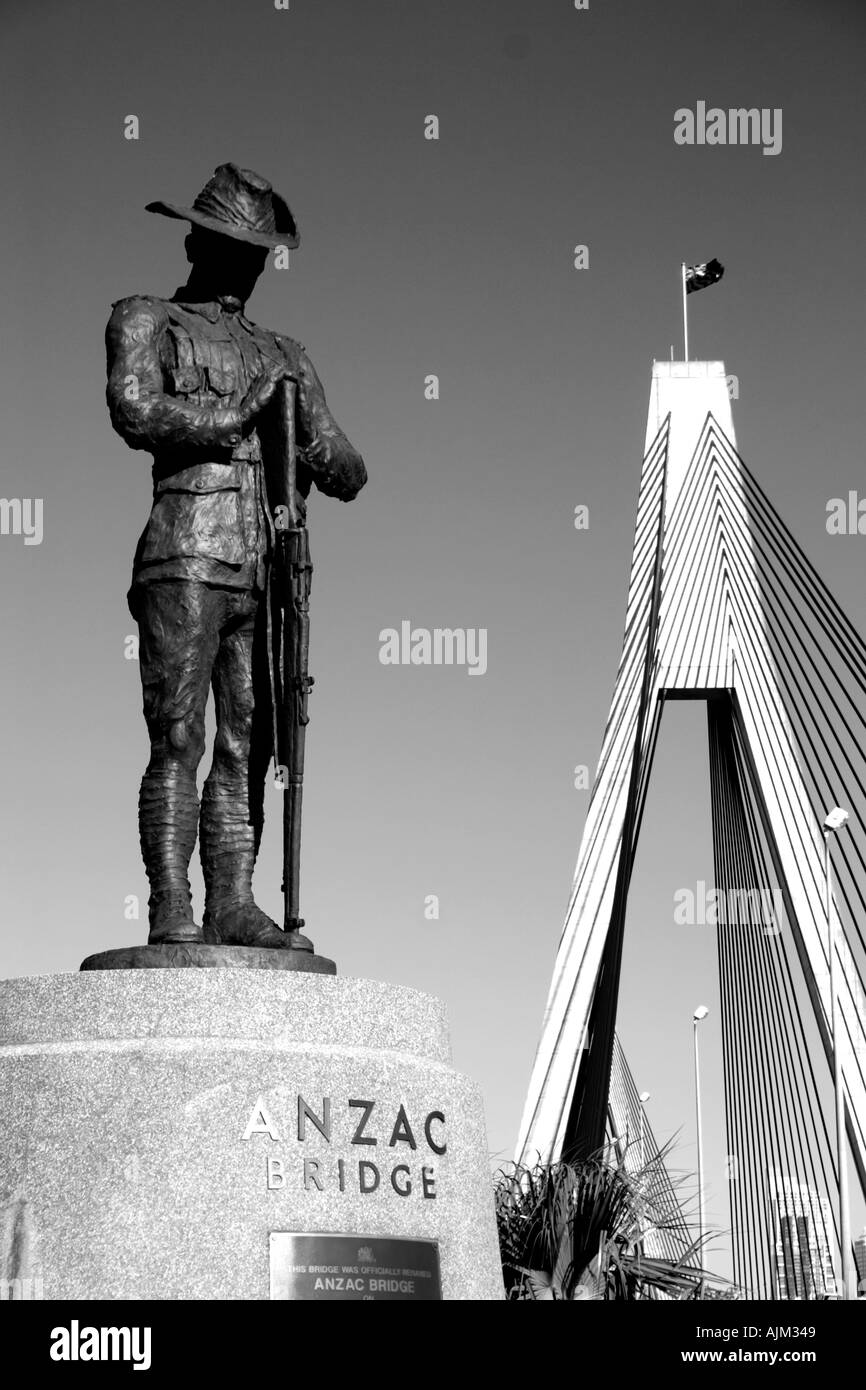 Statue d'un soldat de l'ANZAC à l'extrémité ouest de l'Anzac Bridge à Sydney Banque D'Images
