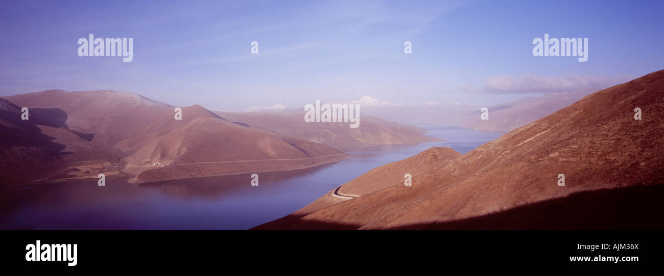 Sur la montagne du lac Yamdrok Tso, Tibet Banque D'Images