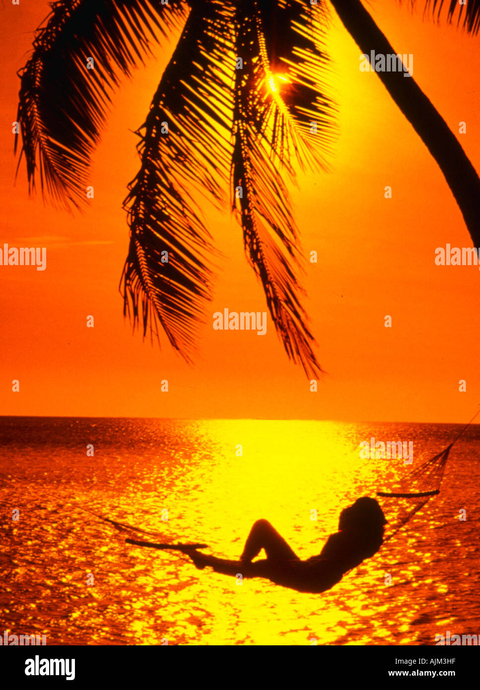 Coucher du soleil sur la plage de Matira Bora Bora Nous avons des fichiers  sur toutes les îles de la société Photo Stock - Alamy