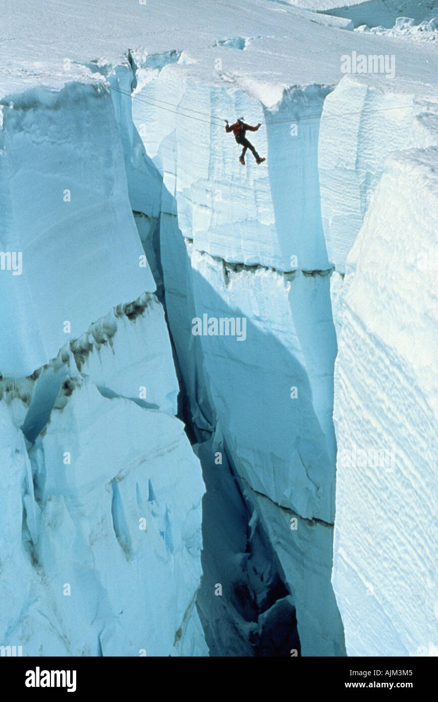 L'exécution d'une tyrolienne sur le Glacier Ingraham sur le côté du Mont Rainier Washington Banque D'Images