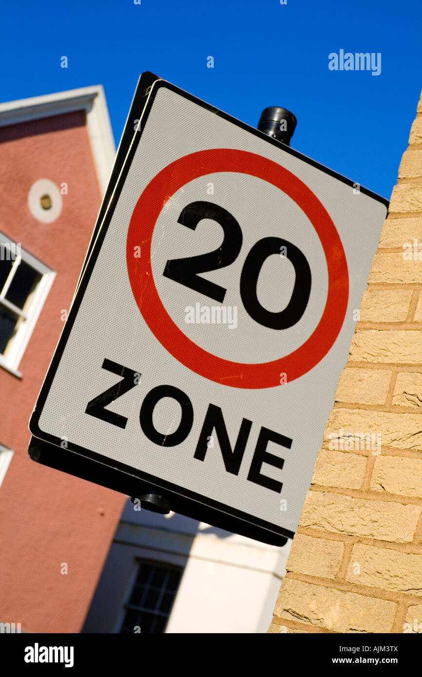 Panneau routier à 20 mph dans une zone de la ville pour informer les conducteurs de limite de vitesse dans une zone bâtie utilisée par les piétons et les enfants Banque D'Images