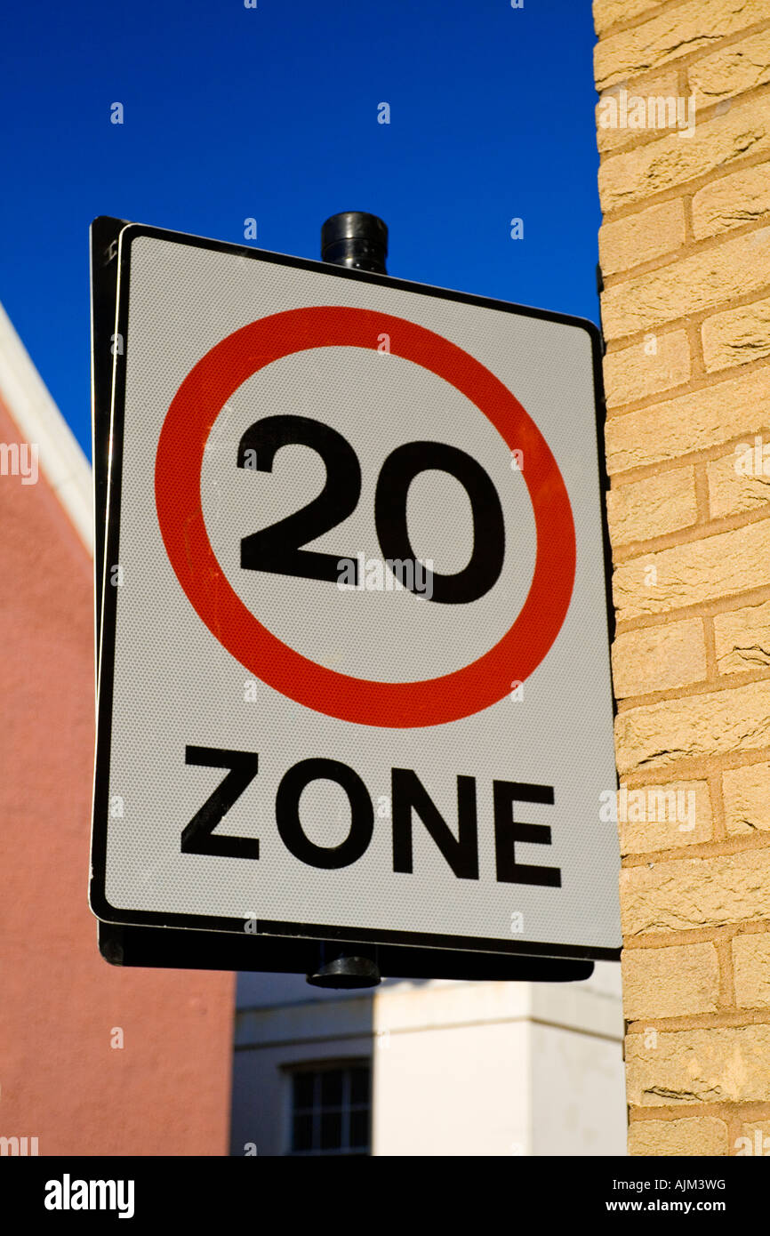 Panneau routier à 20 mph dans une zone de la ville pour informer les conducteurs de limite de vitesse dans une zone bâtie utilisée par les piétons et les enfants Banque D'Images