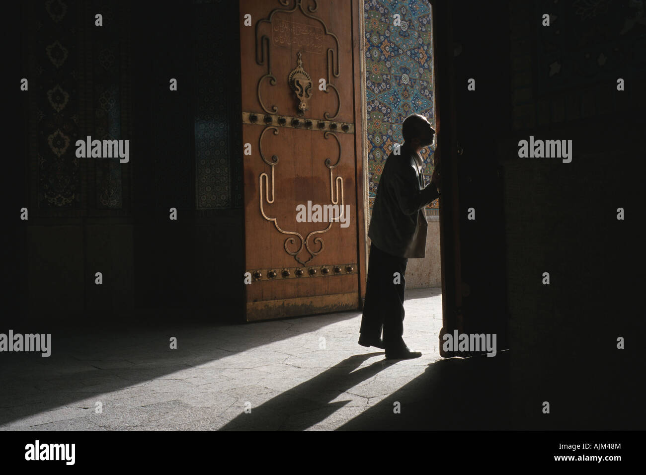 L'homme à l'entrée du mausolée de Shah Cheragh, Iran, Shiraz Banque D'Images