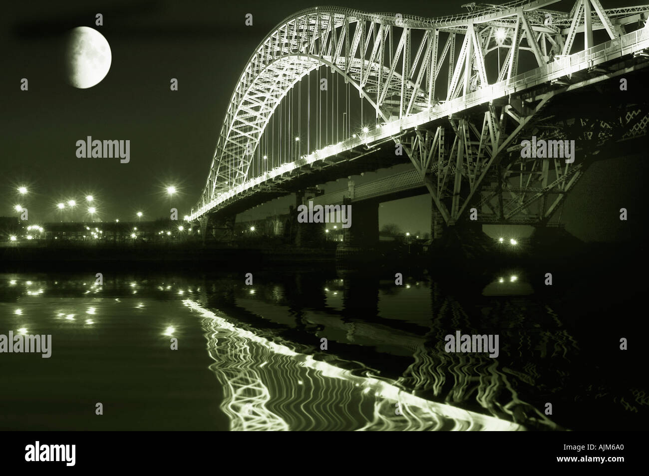 Runcorn bridge et la lune Banque D'Images