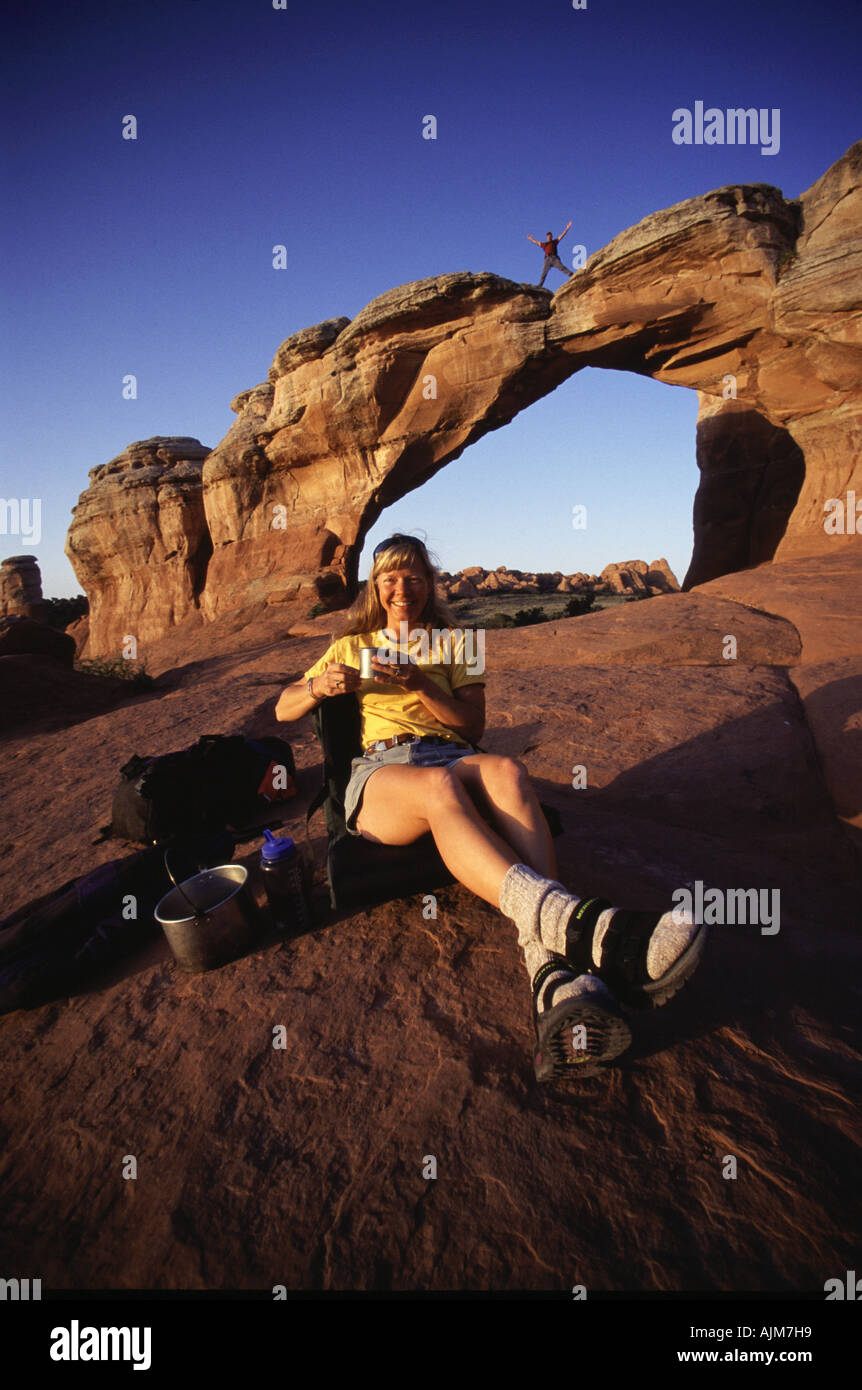 Un couple a du plaisir tout en randonnée dans Parc National Arches UT Banque D'Images