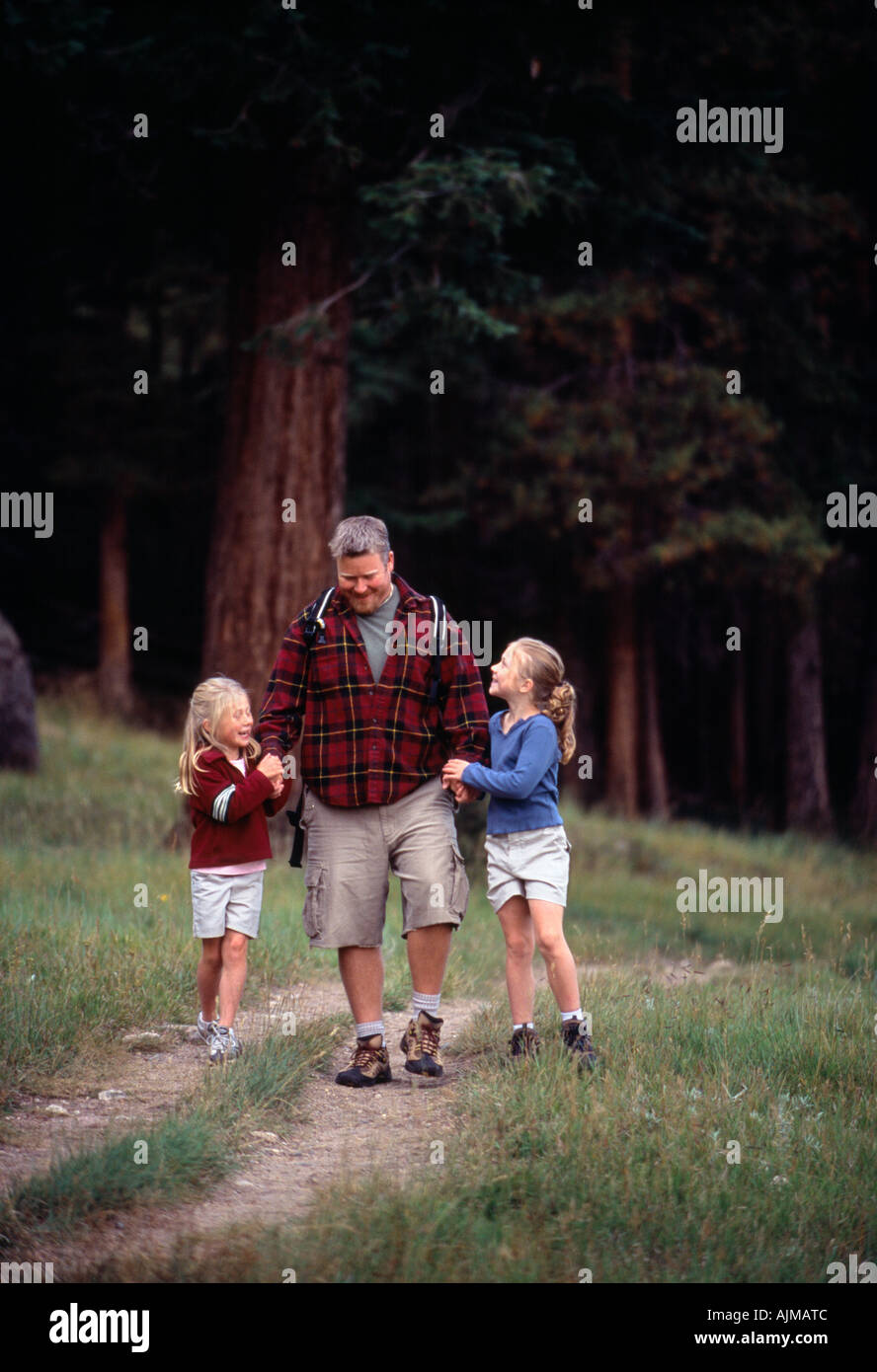 Un père et ses filles s'amuser lors d'une randonnée le long d'un sentier à Rocky Mtn l Nat Park CO Banque D'Images