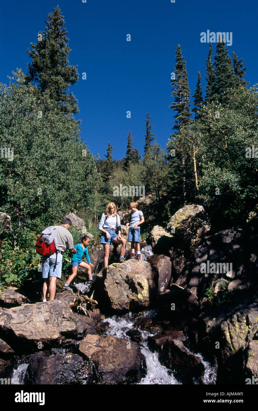 Une famille de quatre balades rock hors piste dans la région de Rocky Mtn l Nat Park CO Banque D'Images