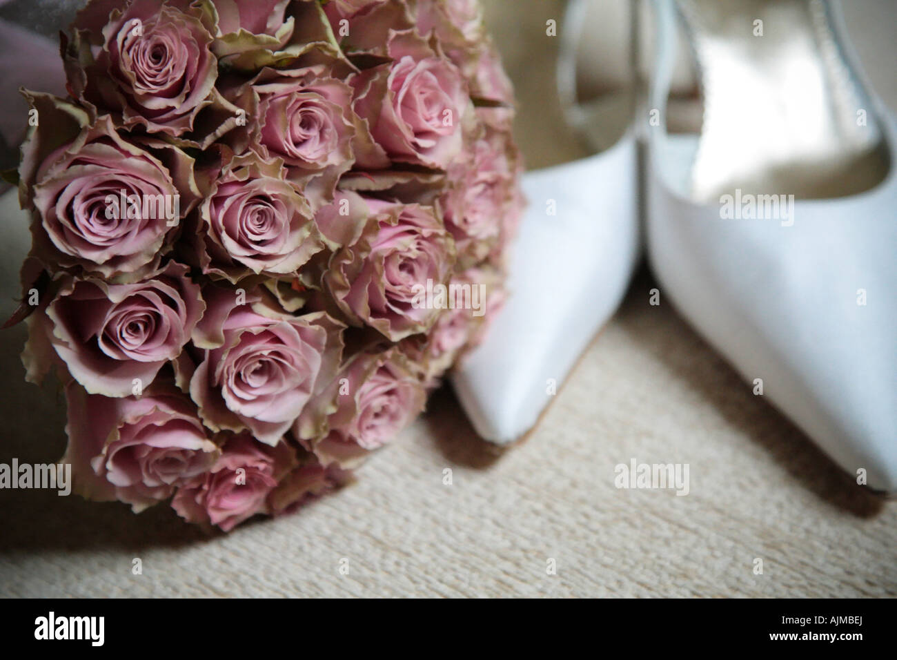 Chaussures de mariage blanc et fleurs Banque D'Images