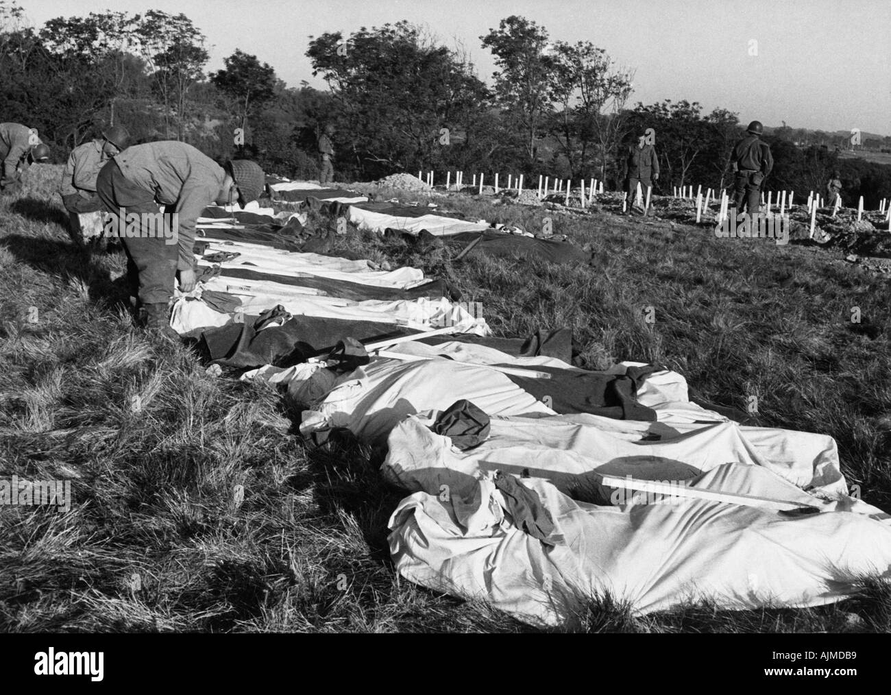 WW2 JOUR D'ENTRE NOUS attendent l'inhumation temporaire de victimes en Normandie 8 juin 1944, chacun avec un jeu blanc avec marqué son identité Banque D'Images