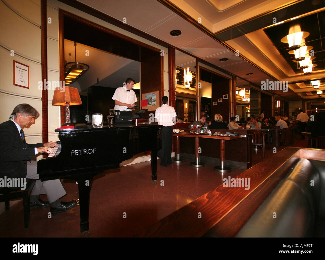 L'homme jouant du piano dans un restaurant, le Slavia, Prague, République  Tchèque, Europe Photo Stock - Alamy