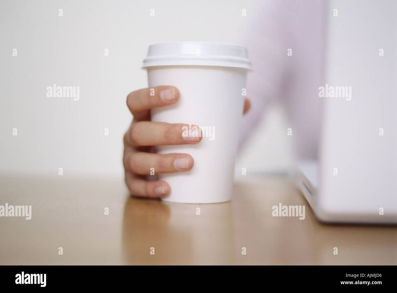 Femme tenant une tasse de café en papier Banque D'Images