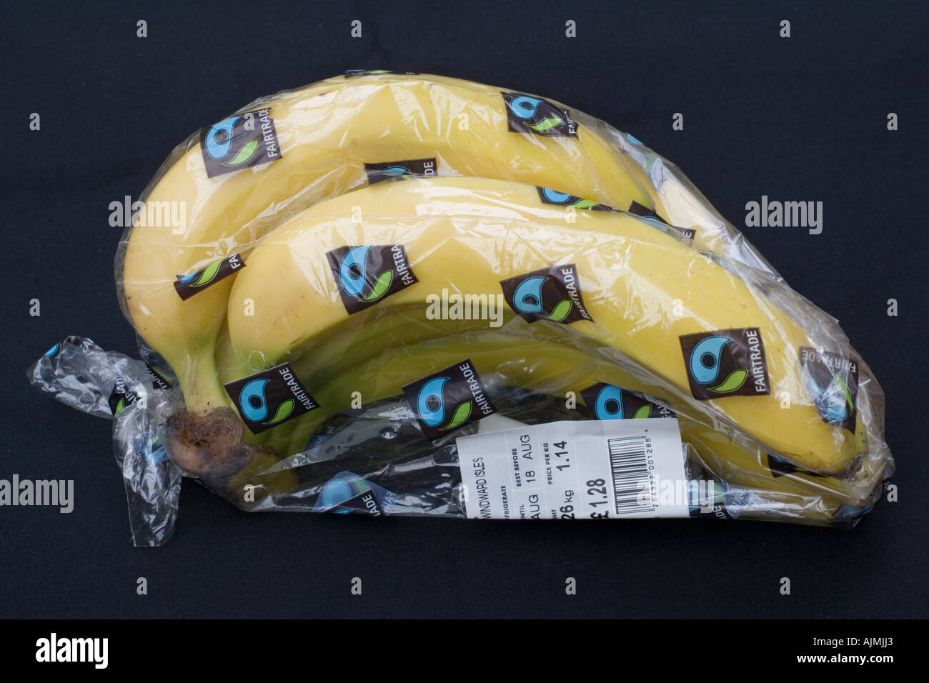 Bande de bananes Fairtrade enveloppé de Windward Isles à Tesco avec FT logo sur l'emballage UK Banque D'Images