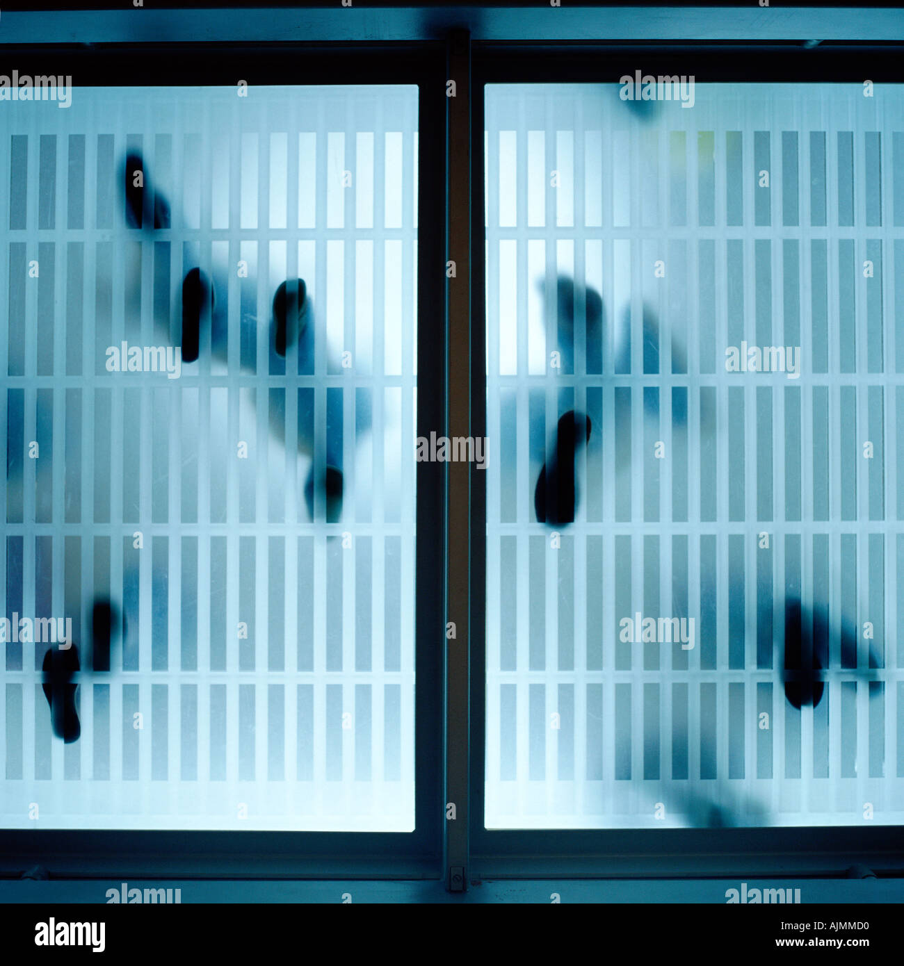 Empreintes de pas sur un sol en verre Banque D'Images