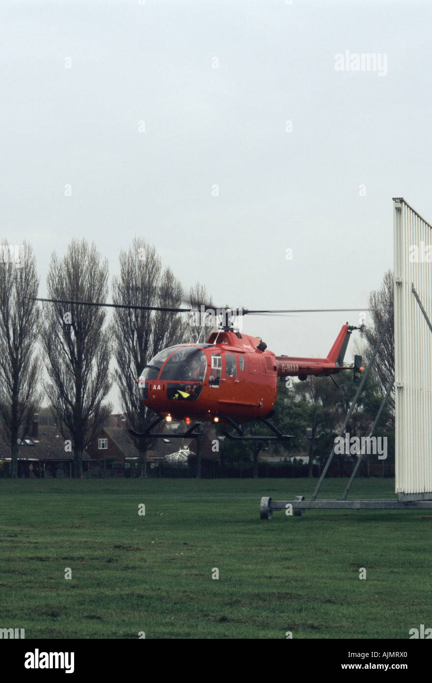 Air Ambulance, décoller de terrains de jeu en Angleterre Banque D'Images