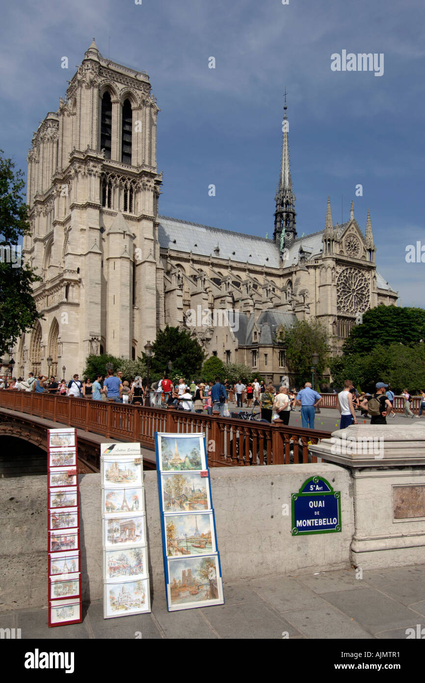 La Cathédrale Notre Dame et le quai de Montebello à Paris. Banque D'Images