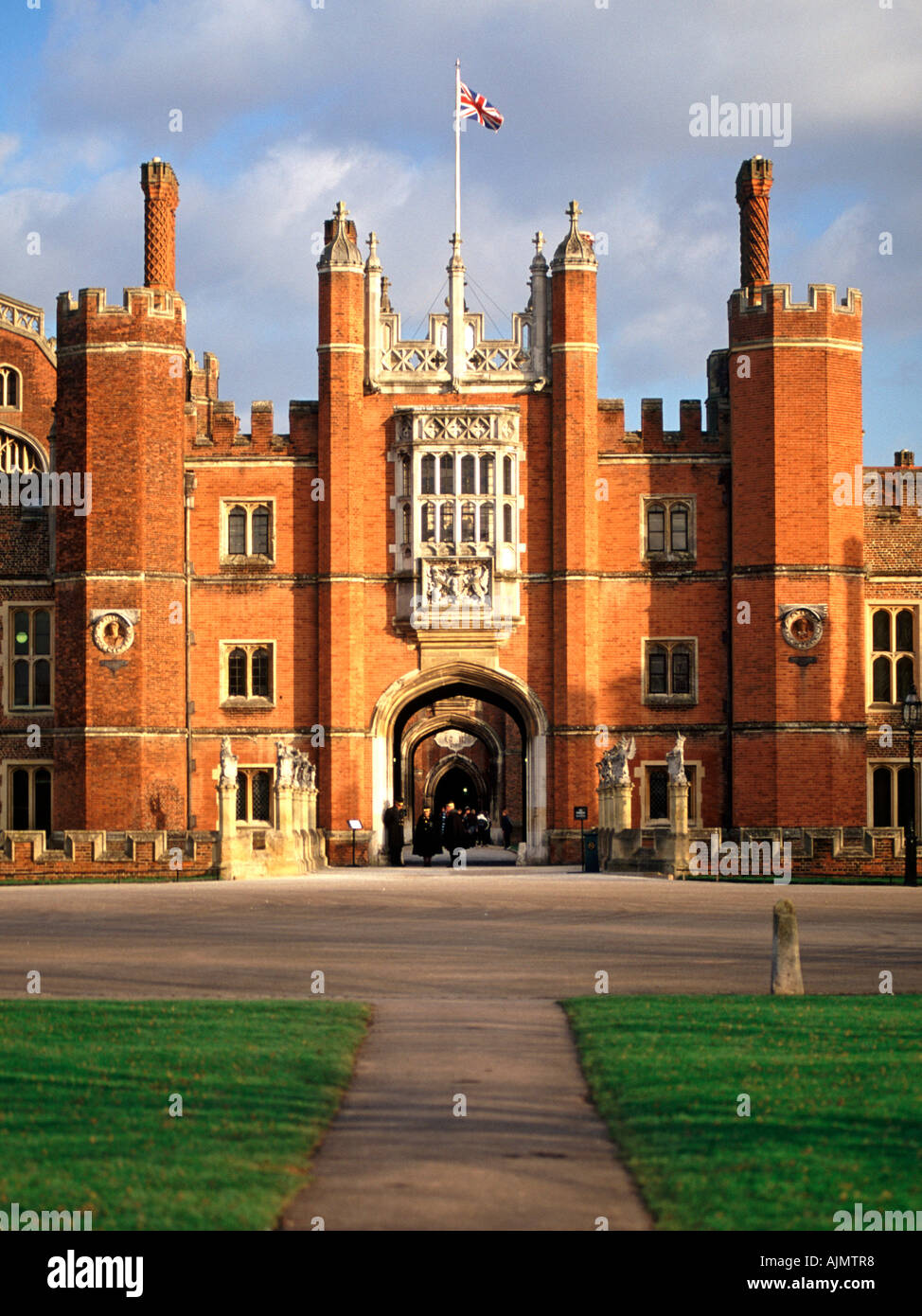 L'architecture Tudor ouest entrée de l'hôtel Hampton Court Palace à Surrey près de Londres en Angleterre. Banque D'Images