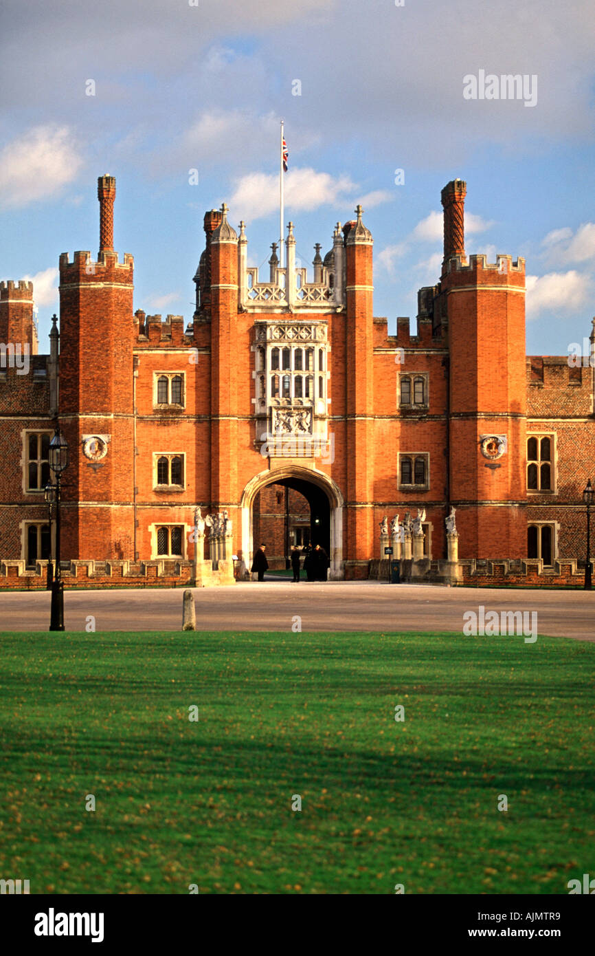 L'architecture Tudor ouest entrée de l'hôtel Hampton Court Palace à Surrey près de Londres en Angleterre. Banque D'Images