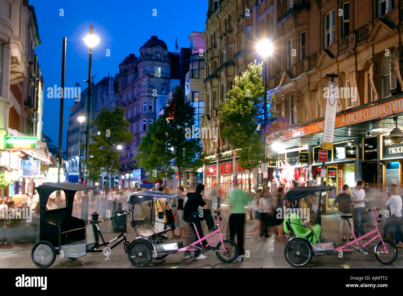 Location de pousse-pousse avec leurs chauffeurs près de Leicester Square à Londres. Banque D'Images