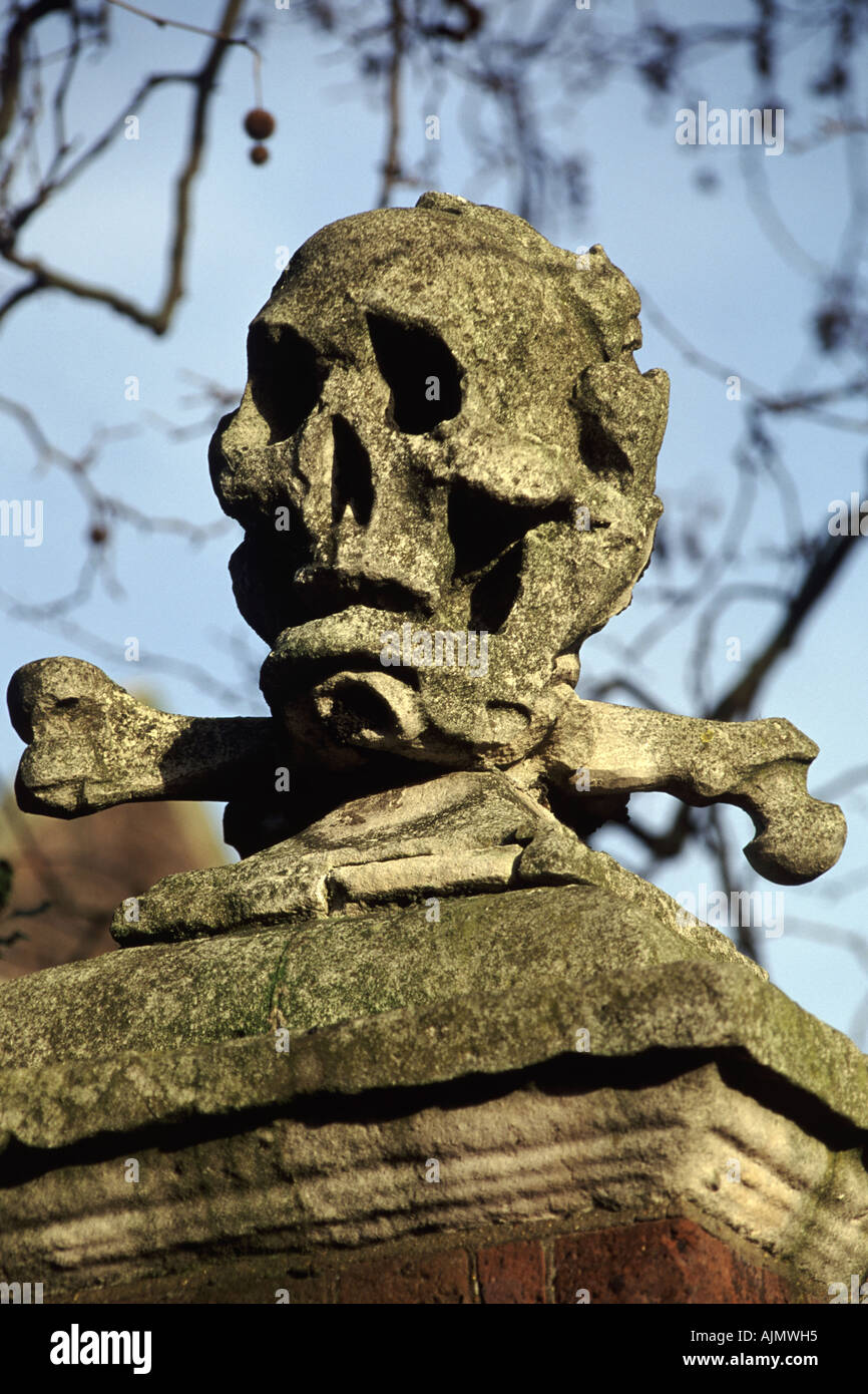 Tête de mort à l'entrée de Eglise Saint-Nicolas à Deptford à Londres. Christopher Marlowe est enterré ici. Banque D'Images