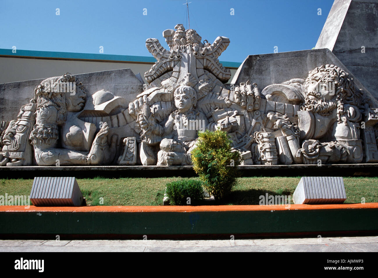 Sculpture en pierre à l'extérieur du Museo de la Cultura Maya (musée de la culture maya) dans Chetumal au Mexique, l'état de Quintana Roo. Banque D'Images