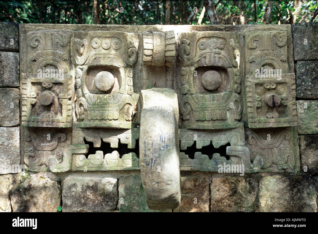 Une sculpture en tête Olmèque Chankanaab, Parc de l'île de Cozumel au Mexique. Banque D'Images