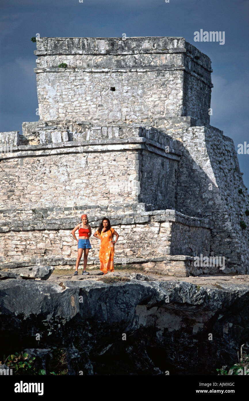 Deux femmes se tenir près de la ruines mayas de Tulum au Mexique, péninsule du Yucatan. Banque D'Images