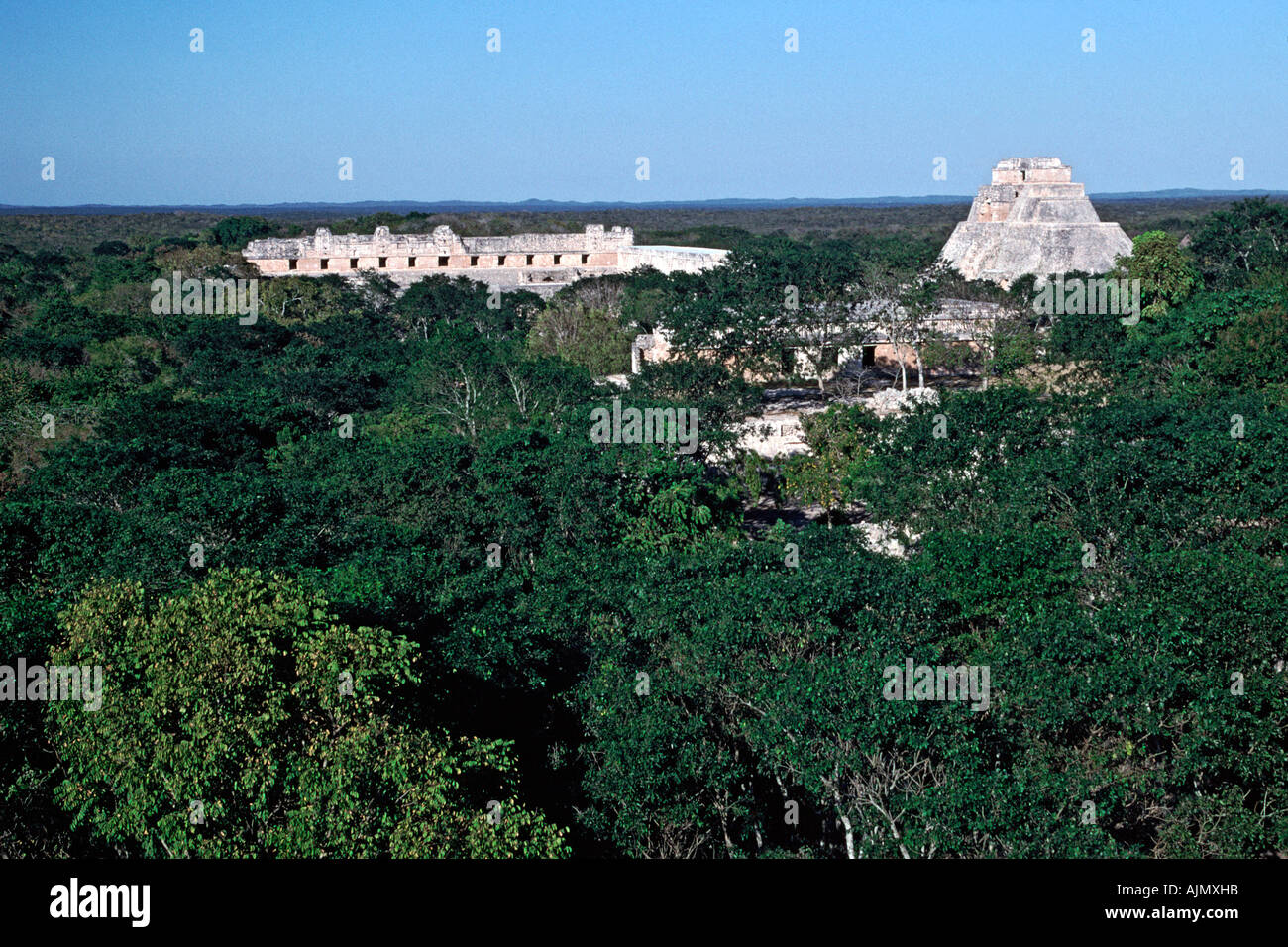 Les ruines mayas d'Uxmal au Mexique avec la pyramide des magiciens sur la droite et le Quadrangle Nunnery sur la gauche. Banque D'Images