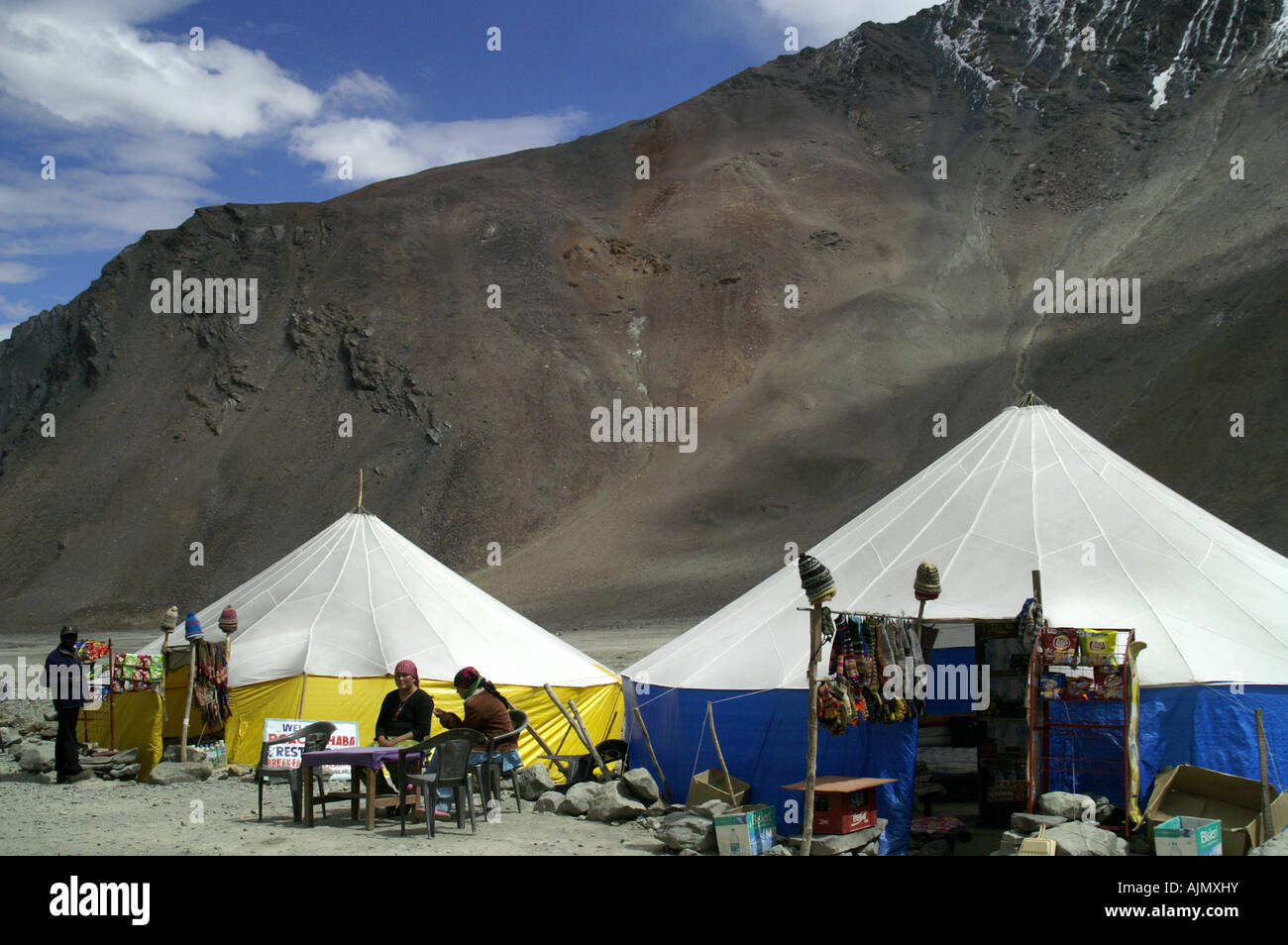 Montagnes Himalaya Ladakh Inde été ciel bleu Col Baralacha peak Hill Valley, Zing Zing Bar Banque D'Images