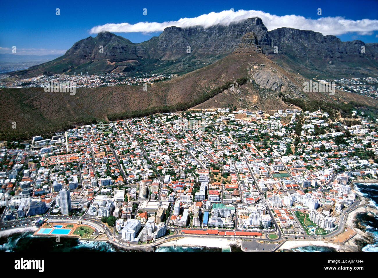 Une vue aérienne de la côte Atlantique de la ville de Cape Town Niché au pied de la Montagne de la table en Afrique du Sud. Banque D'Images