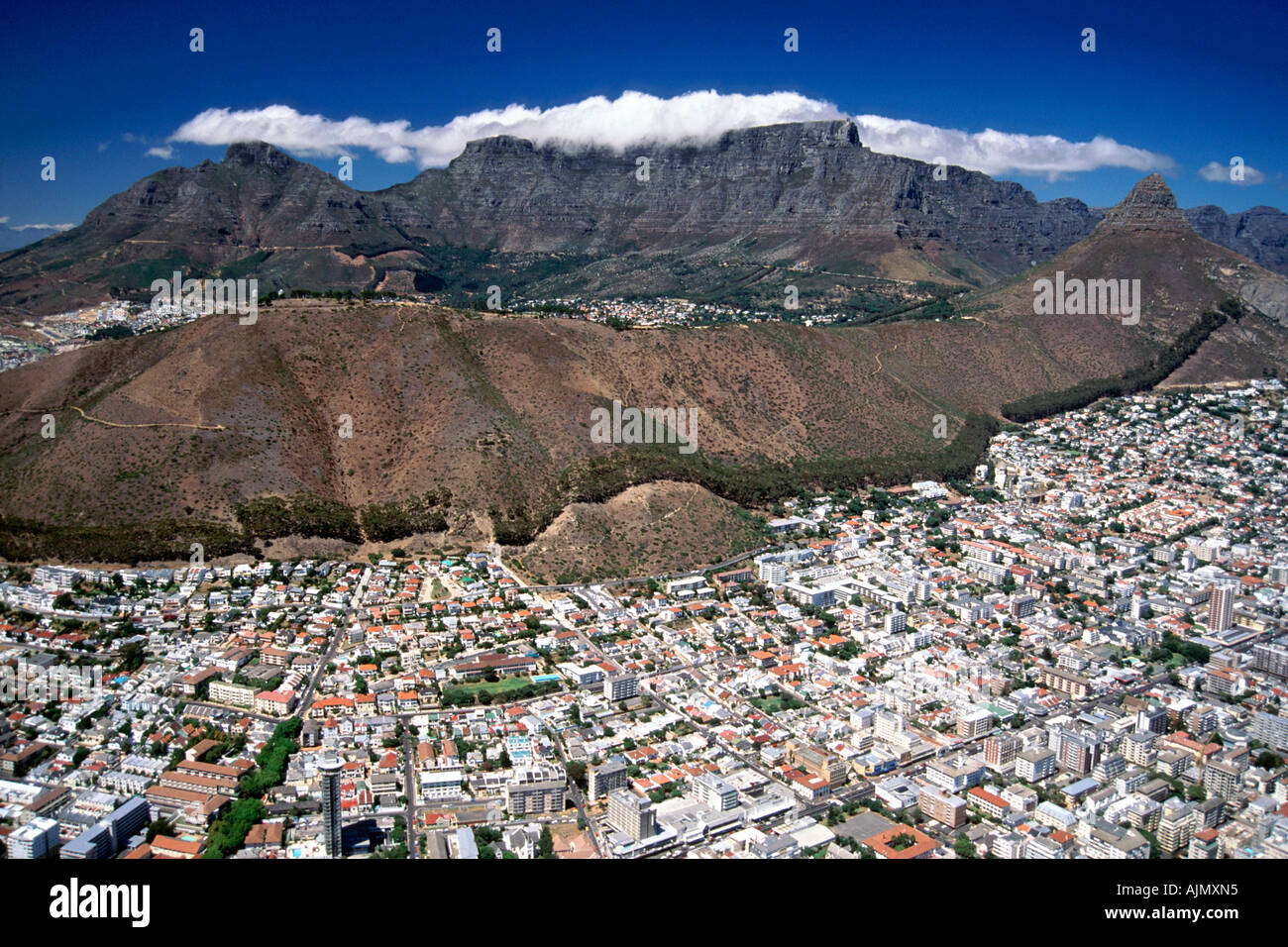 Une vue aérienne de la côte atlantique, banlieue de la ville de Cape Town au pied de la Montagne de la table en Afrique du Sud. Banque D'Images