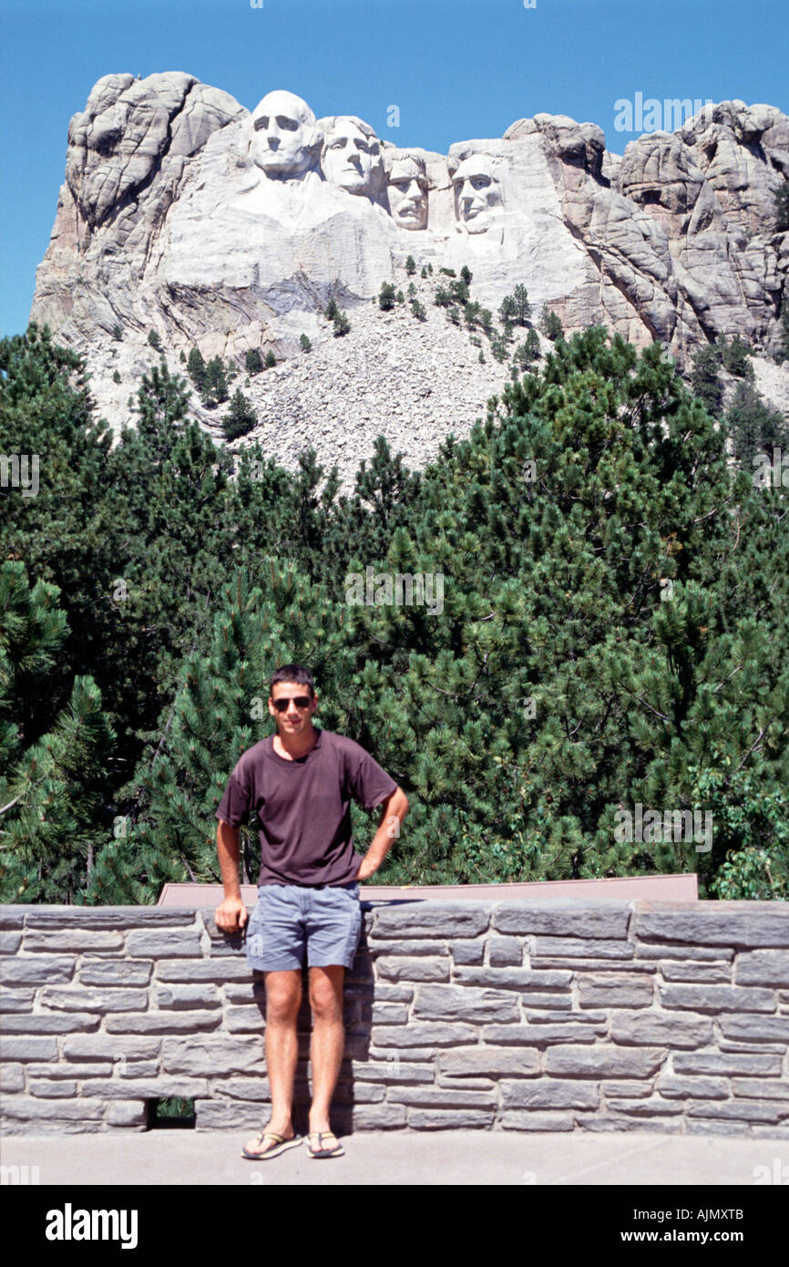 Un homme debout en face du Mont Rushmore. Banque D'Images