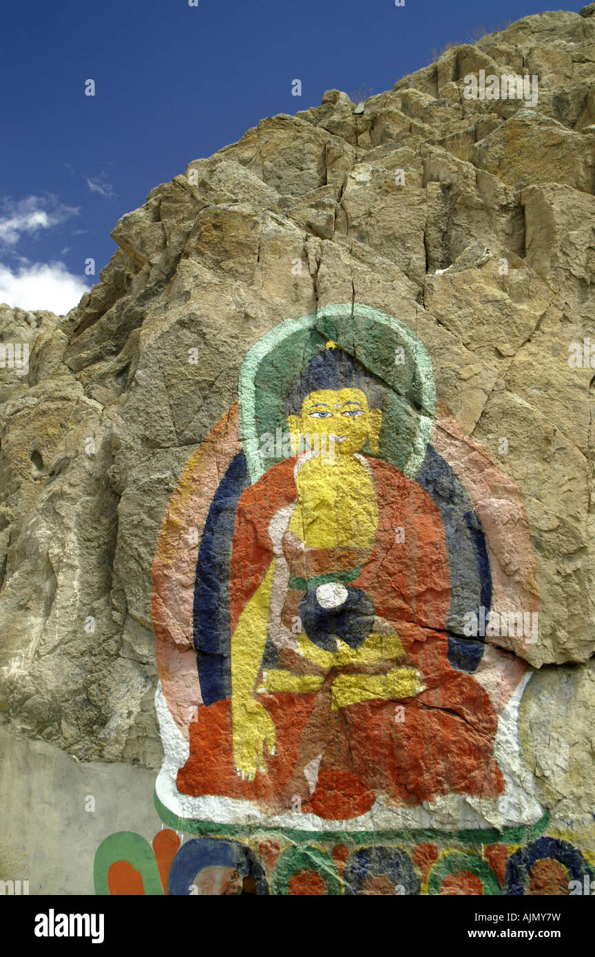 Bouddha géant mural mur de pierre compulsés rock hill mountain peinture Inde Ladakh Leh Banque D'Images