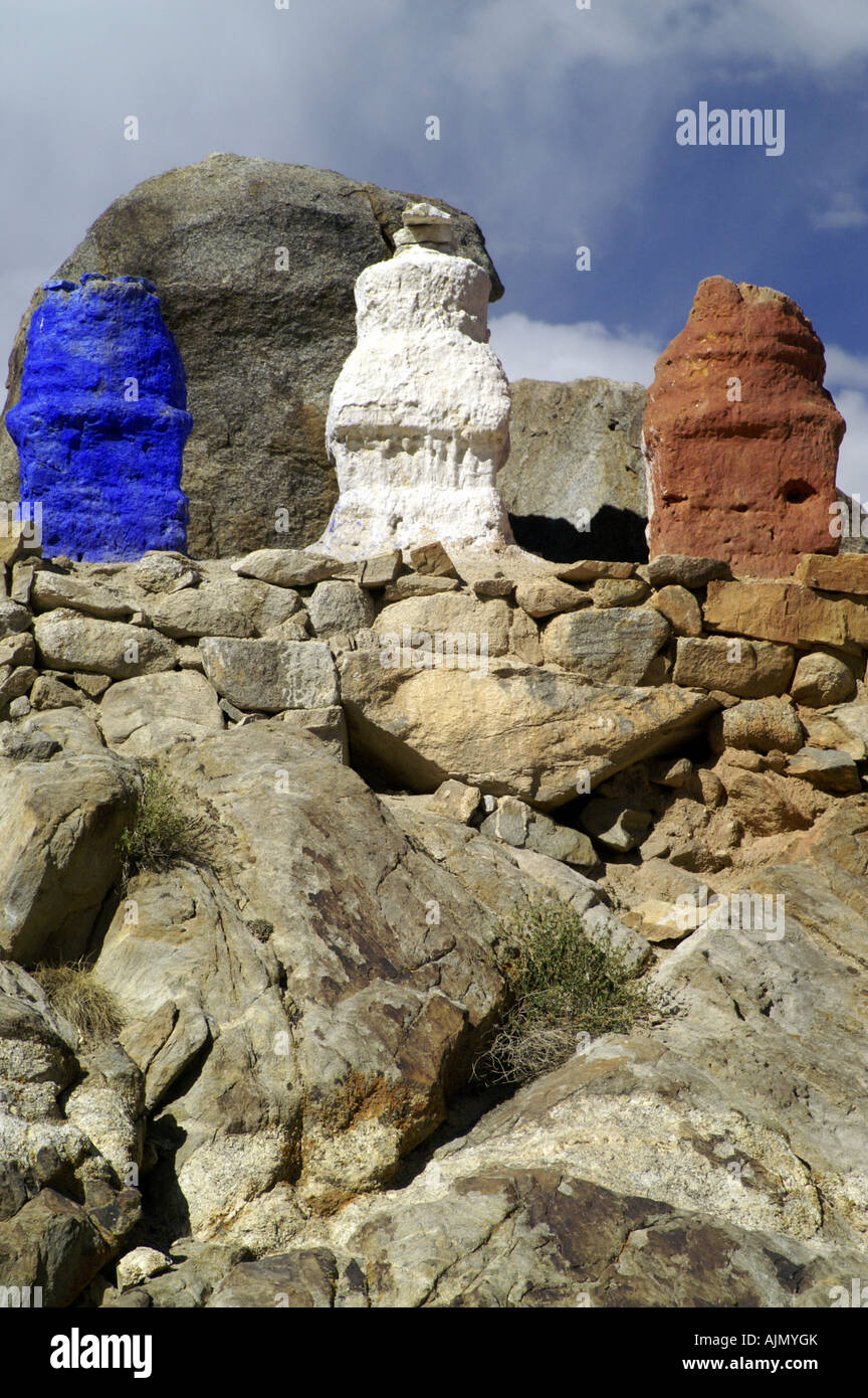 Trois stupas bouddhistes tibétains colorés alignés et les rochers dans le désert à Leh, Ladakh, Inde. Banque D'Images