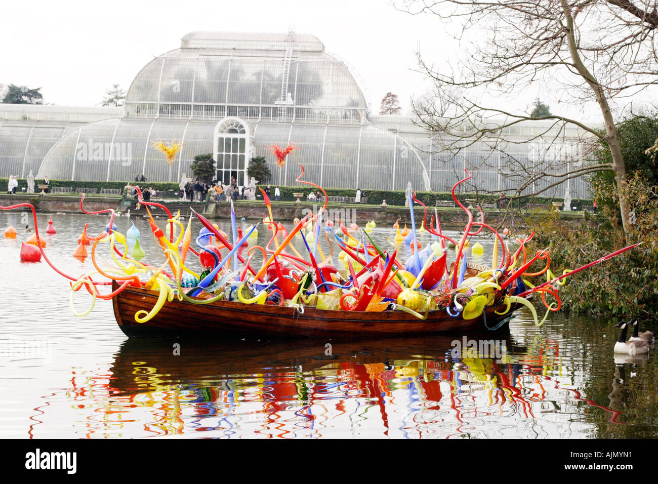 Chihuly sculpture en verre soufflé sur un bateau flottant sur un lac expose à Kew Gardens, Londres. Véranda à l'arrière-plan Banque D'Images