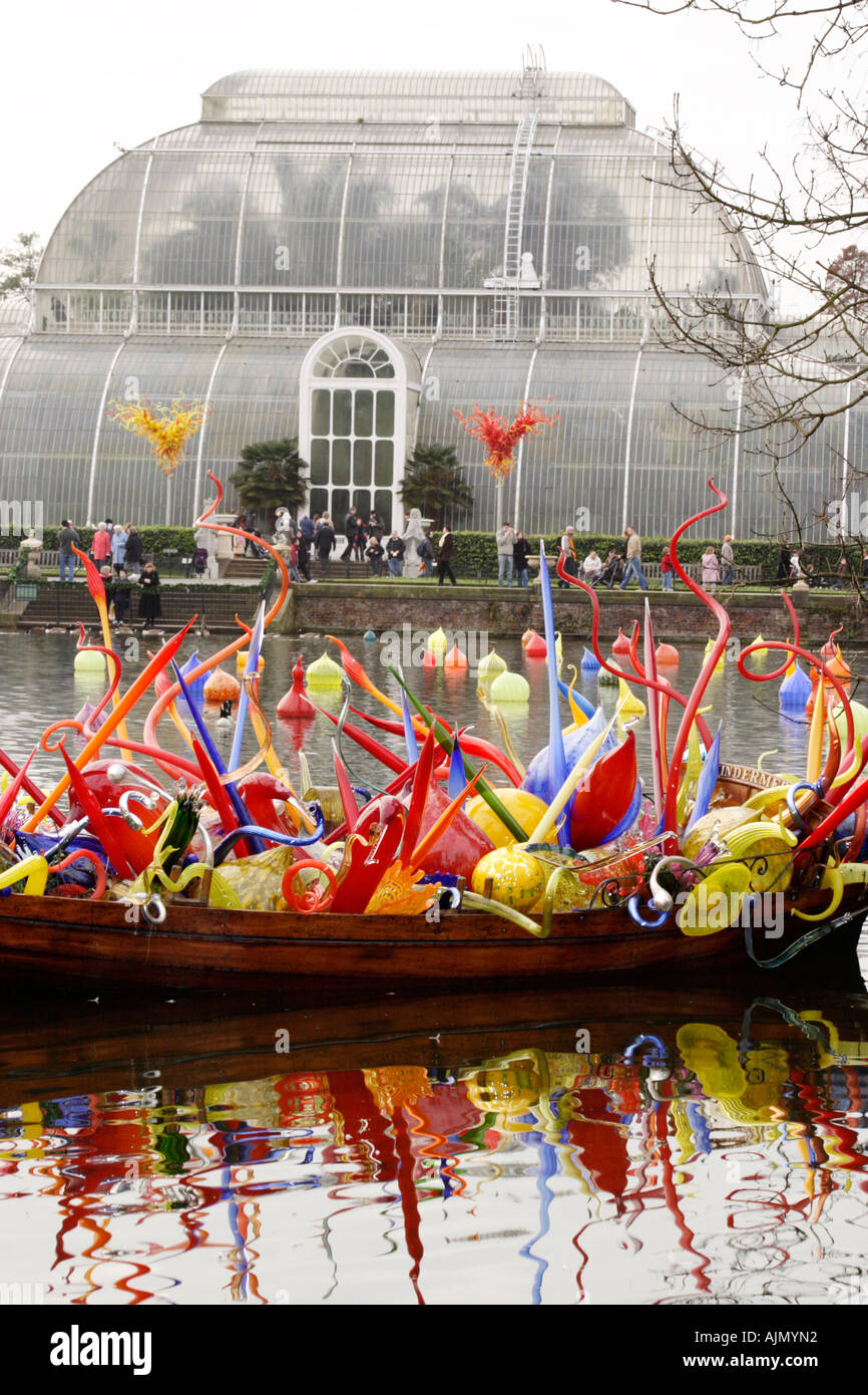 Chihuly sculpture en verre soufflé sur un bateau flottant sur un lac expose à Kew Gardens, Londres. Véranda à l'arrière-plan Banque D'Images
