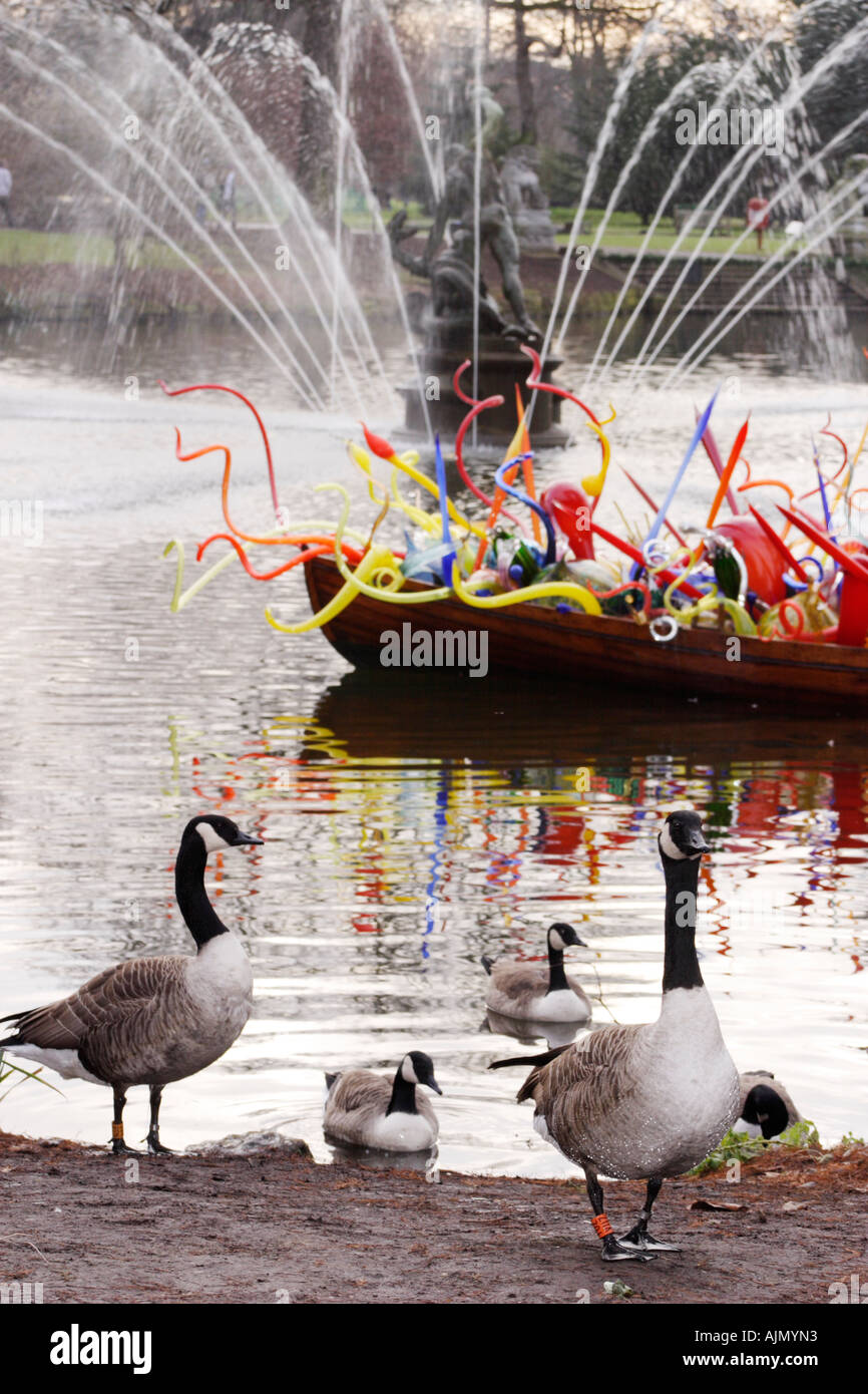 Chihuly sculpture en verre soufflé sur un bateau flottant sur un lac expose à Kew Gardens, Londres. Les bernaches du Canada dans l'avant-plan. Banque D'Images