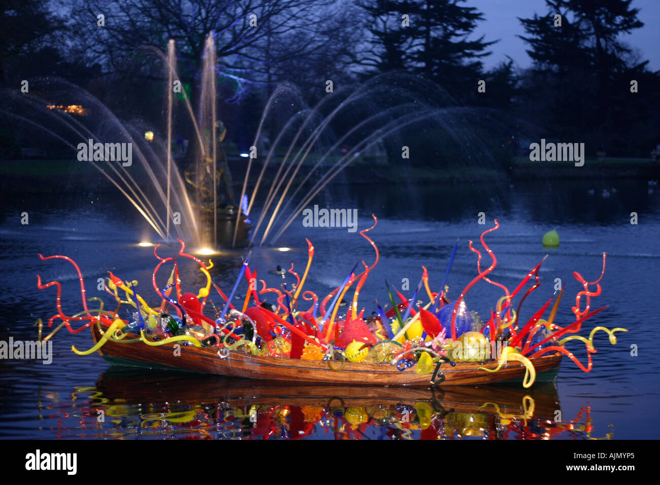Chihuly sculpture en verre soufflé sur un bateau flottant sur un lac expose à Kew Gardens Londres Banque D'Images